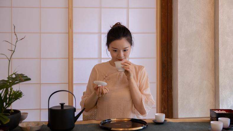 喝奶茶的年轻人,腻了?